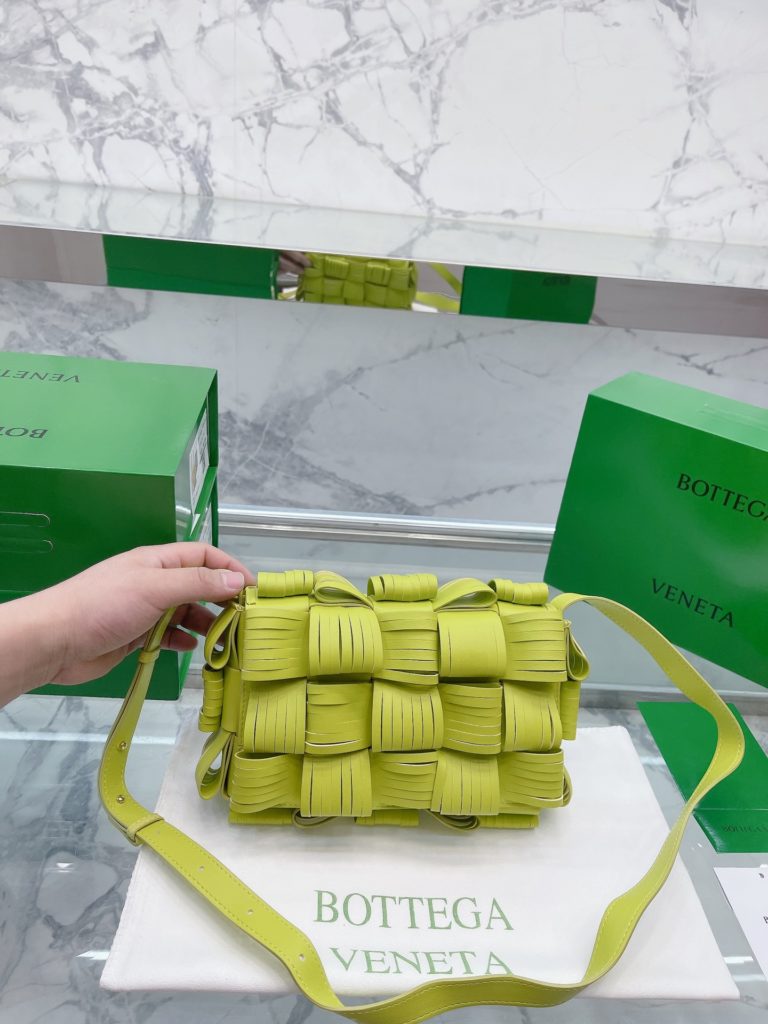 size: 22 14cm Bottega Veneta cassette Bv pillow bag! SpongeBob! Delicate smooth  The most important thing is the fluffiness of the whole bag. Really fashionable essence sisters must enter