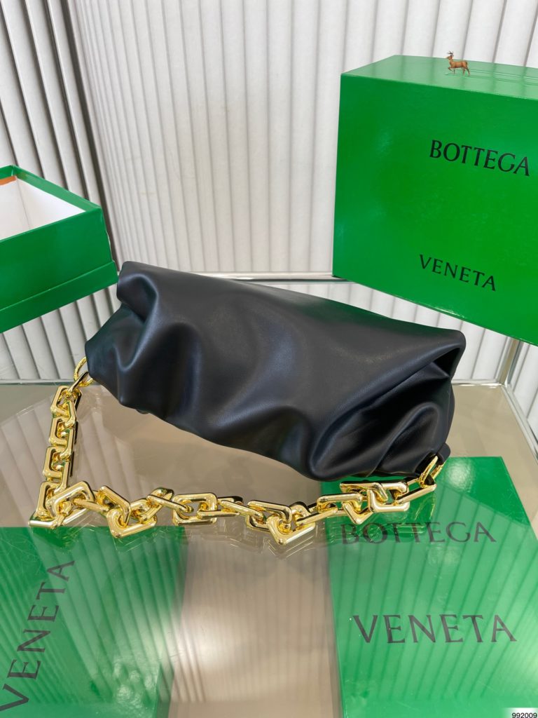 Cloud bag Bottega Veneta<br>Soft little clouds<br>Cool and gentle bv<br>Which color do you like<br>Size 29 X12CM