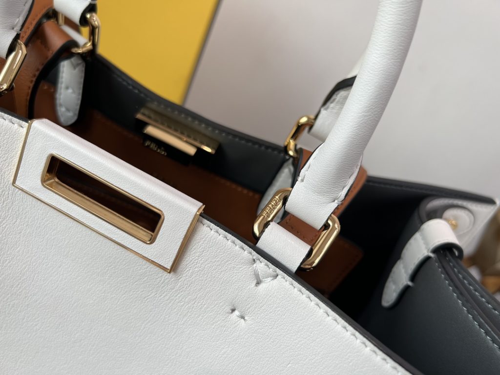 F ̶ e ̶ n ̶ d ̶ i ̶ ̶ The latest 𝙋 𝙚 𝙚 𝙠 𝙖 𝙗 𝙤 𝙤 𝙓. 𝙩 𝙤 𝙩 𝙚, the white leather looks superior, and all the things needed for daily use can be stuffed inside Self-weight is very light Double-handle shoulder strap can be carried by hand, shoulder and back, a bag of double A timeless retro flavor that you also deserve 💪 Size：41cm