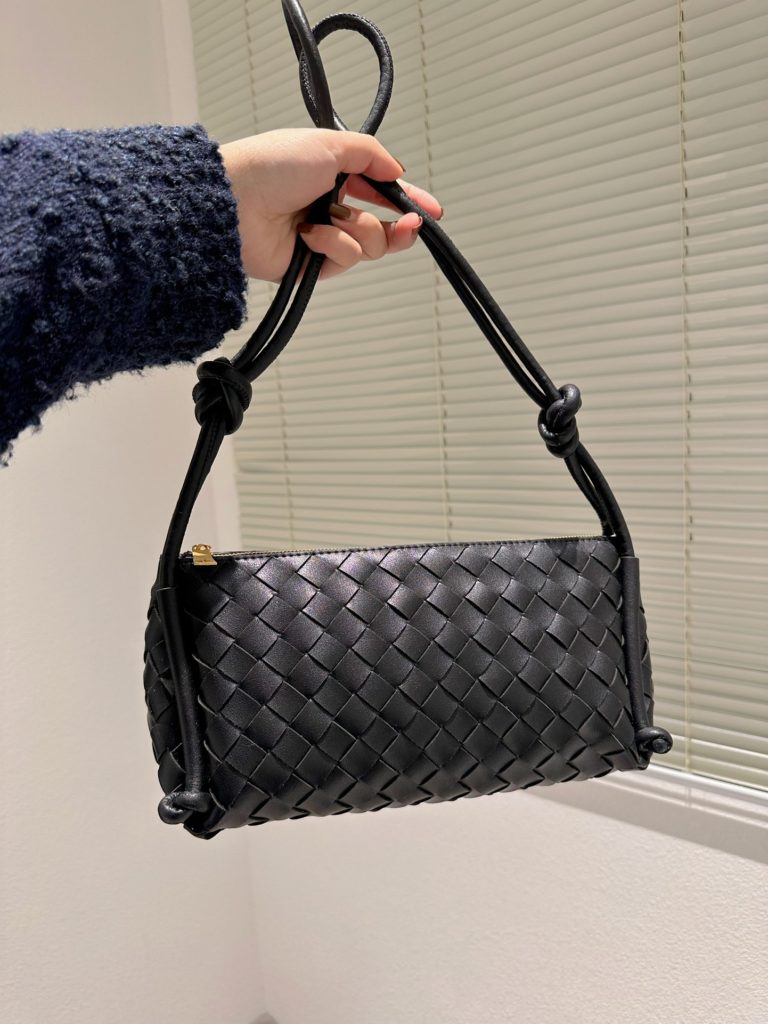 size：27cm<br>BV fall and winter new underarm bag<br>Bottega Venetal's one<br>Definitely one of the hottest it-bags in recent years<br>Configuration packaging