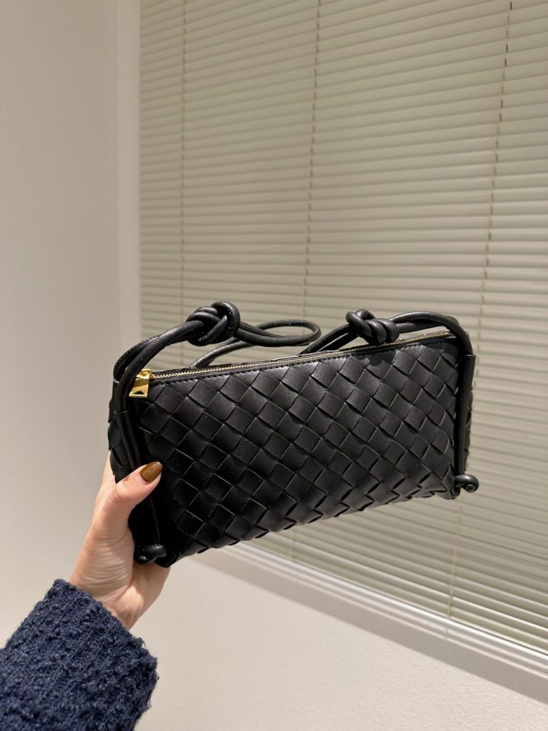 size：27cm<br>BV fall and winter new underarm bag<br>Bottega Venetal's one<br>Definitely one of the hottest it-bags in recent years<br>Configuration packaging