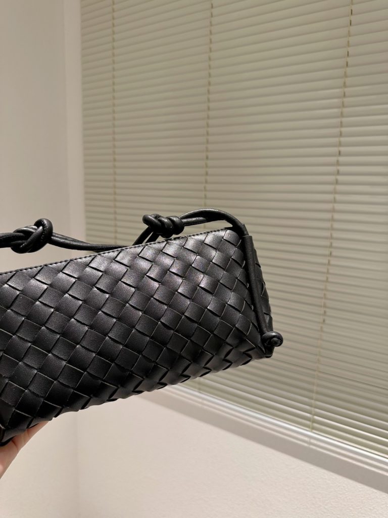 size：27cm<br>BV fall and winter new underarm bag<br>Bottega Venetal's one<br>Definitely one of the hottest it-bags in recent years<br>Configuration packaging