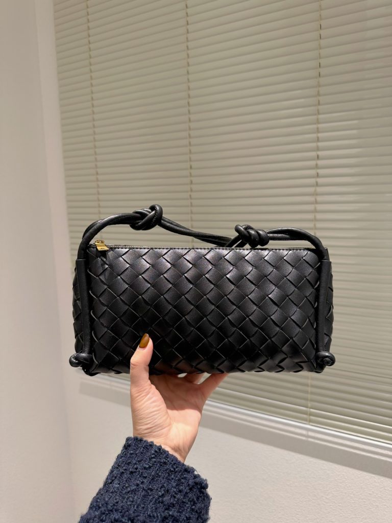 size：27cm<br>BV fall and winter new underarm bag<br>Bottega Venetal's one<br>Definitely one of the hottest it-bags in recent years<br>Configuration packaging