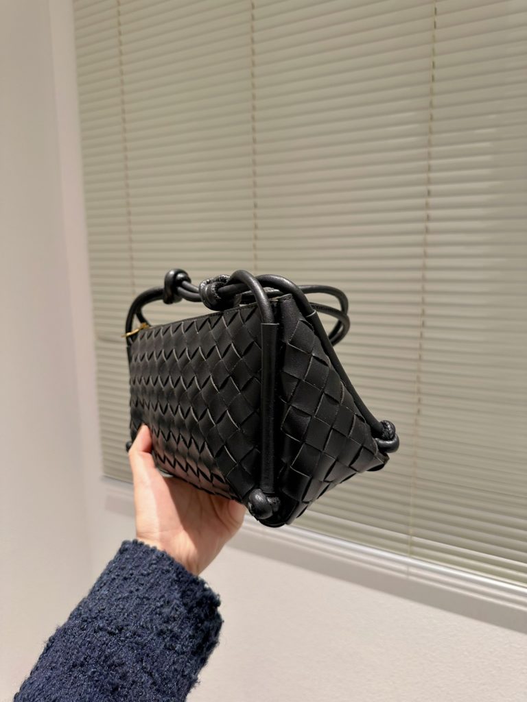 size：27cm<br>BV fall and winter new underarm bag<br>Bottega Venetal's one<br>Definitely one of the hottest it-bags in recent years<br>Configuration packaging