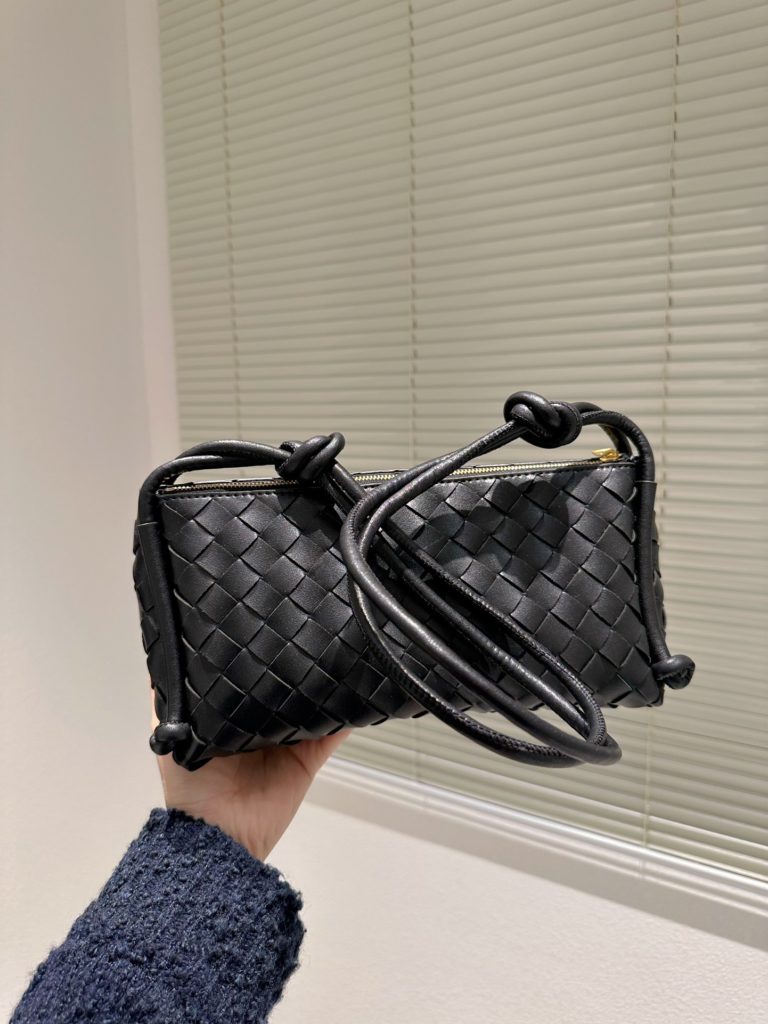 size：27cm<br>BV fall and winter new underarm bag<br>Bottega Venetal's one<br>Definitely one of the hottest it-bags in recent years<br>Configuration packaging