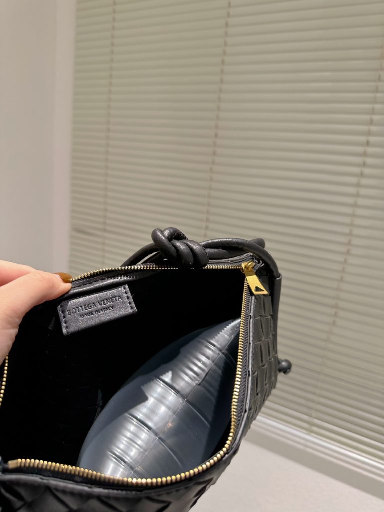 size：27cm<br>BV fall and winter new underarm bag<br>Bottega Venetal's one<br>Definitely one of the hottest it-bags in recent years<br>Configuration packaging