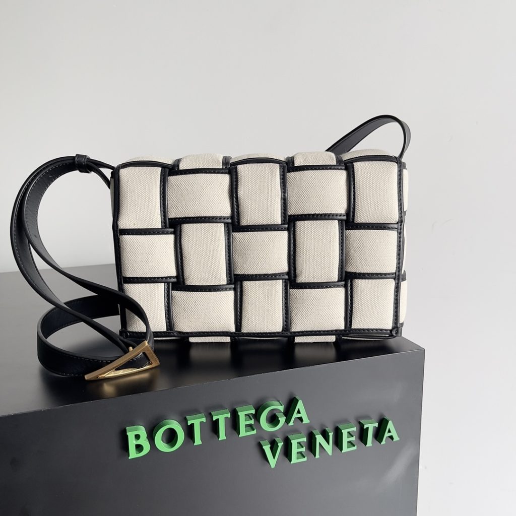 BV --- A first look at the new W04 collection Bottegaveneta<br>New Cassette<br>Black leather and canvas model<br>It's so stylish!<br>artful black leather trim with canvas<br>The shoulder straps can be adjusted at will and the capacity is also very developable for the original version<br>Size: 27<em>10</em>18