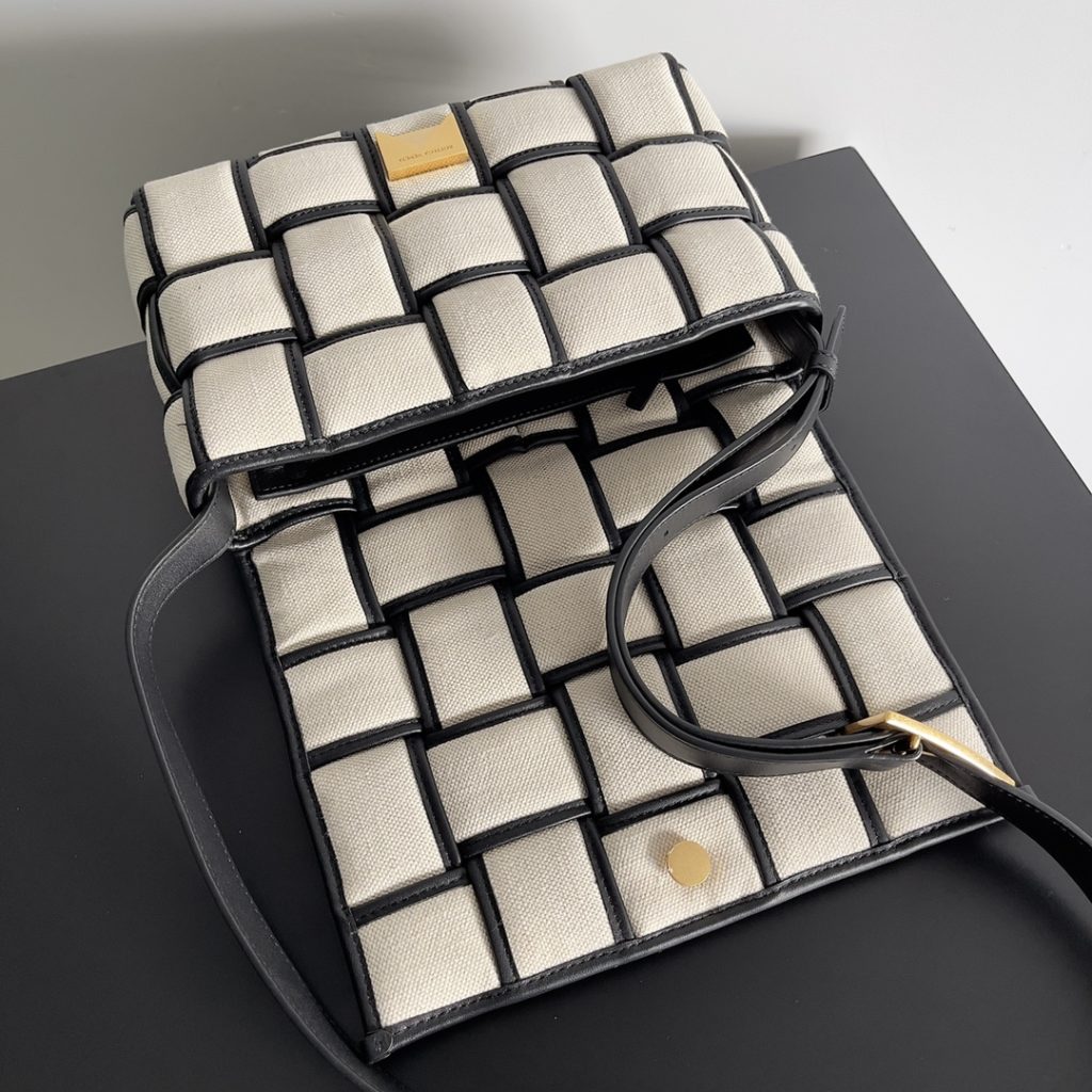 BV --- A first look at the new W04 collection Bottegaveneta<br>New Cassette<br>Black leather and canvas model<br>It's so stylish!<br>artful black leather trim with canvas<br>The shoulder straps can be adjusted at will and the capacity is also very developable for the original version<br>Size: 27<em>10</em>18