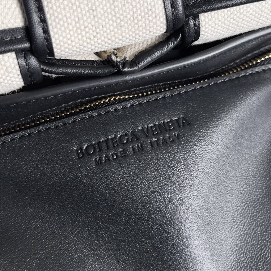 BV --- A first look at the new W04 collection Bottegaveneta<br>New Cassette<br>Black leather and canvas model<br>It's so stylish!<br>artful black leather trim with canvas<br>The shoulder straps can be adjusted at will and the capacity is also very developable for the original version<br>Size: 27<em>10</em>18