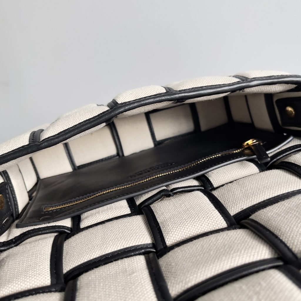 BV --- A first look at the new W04 collection Bottegaveneta<br>New Cassette<br>Black leather and canvas model<br>It's so stylish!<br>artful black leather trim with canvas<br>The shoulder straps can be adjusted at will and the capacity is also very developable for the original version<br>Size: 27<em>10</em>18