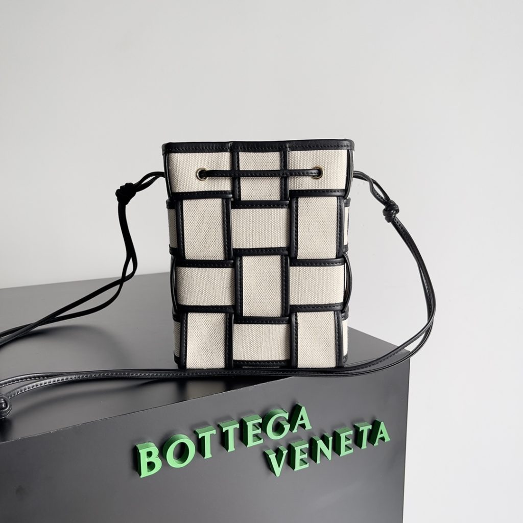 BV --- A first look at the new W04 collection Bottegaveneta<br>New Cassette<br>Black leather and canvas model<br>artful black leather trim with canvas<br>The shoulder strap can be adjusted at will and the capacity is very adjustable.<br>Size: 18<em>14</em>14