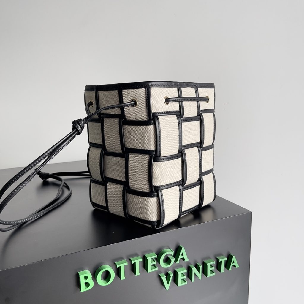 BV --- A first look at the new W04 collection Bottegaveneta<br>New Cassette<br>Black leather and canvas model<br>artful black leather trim with canvas<br>The shoulder strap can be adjusted at will and the capacity is very adjustable.<br>Size: 18<em>14</em>14