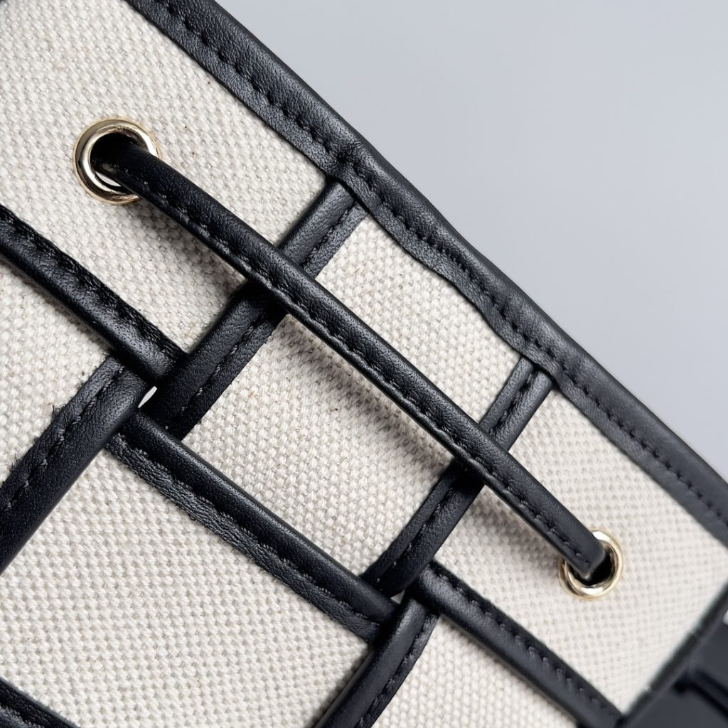 BV --- A first look at the new W04 collection Bottegaveneta<br>New Cassette<br>Black leather and canvas model<br>artful black leather trim with canvas<br>The shoulder strap can be adjusted at will and the capacity is very adjustable.<br>Size: 18<em>14</em>14