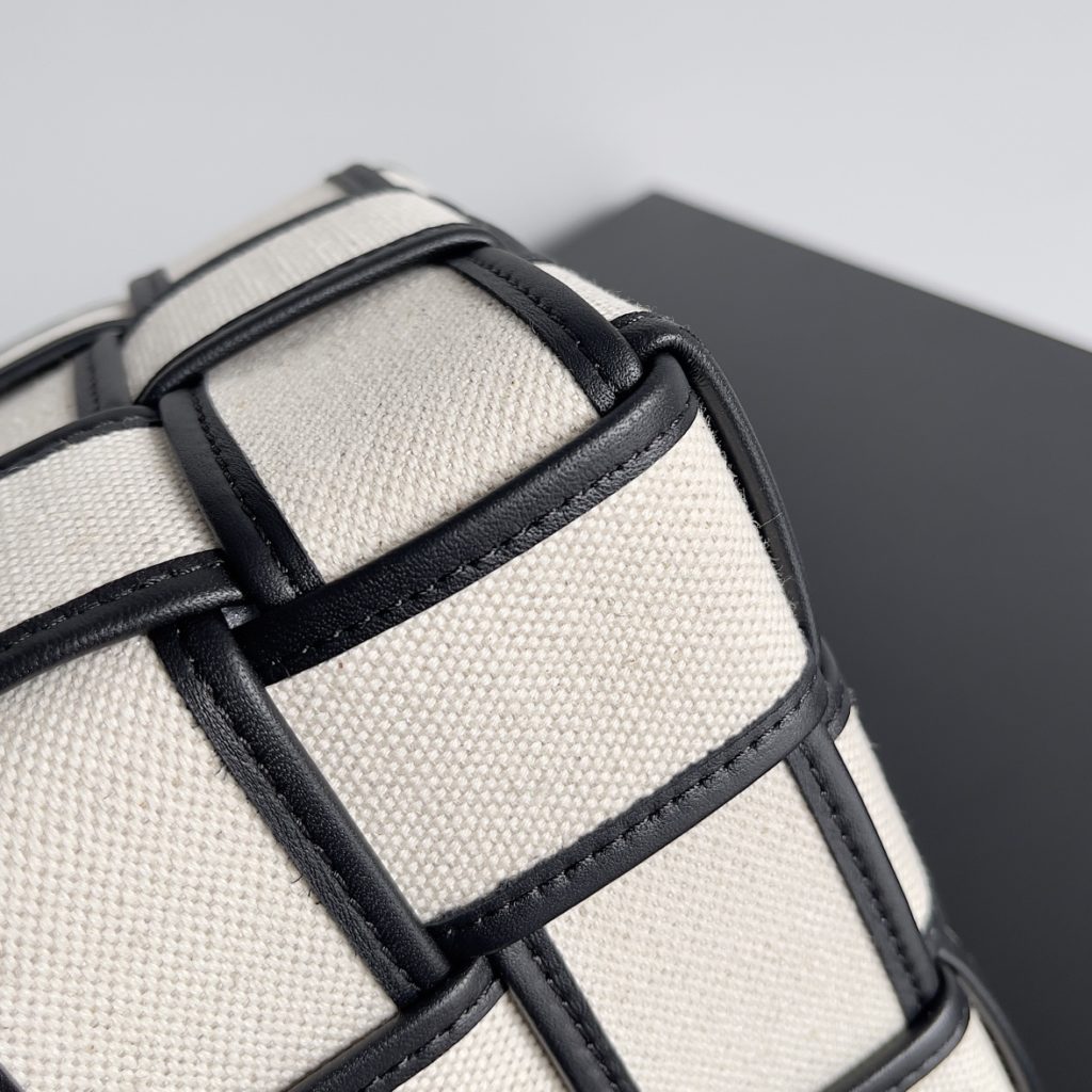 BV --- A first look at the new W04 collection Bottegaveneta<br>New Cassette<br>Black leather and canvas model<br>artful black leather trim with canvas<br>The shoulder strap can be adjusted at will and the capacity is very adjustable.<br>Size: 18<em>14</em>14