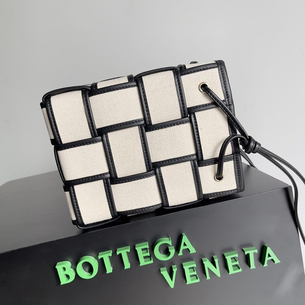 BV --- A first look at the new W04 collection Bottegaveneta<br>New Cassette<br>Black leather and canvas model<br>artful black leather trim with canvas<br>The shoulder strap can be adjusted at will and the capacity is very adjustable.<br>Size: 18<em>14</em>14