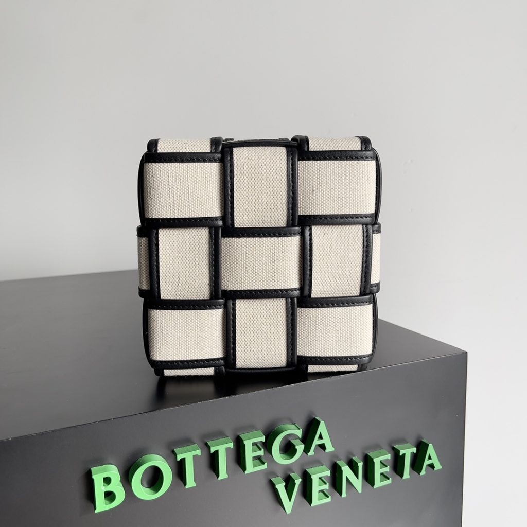 BV --- A first look at the new W04 collection Bottegaveneta<br>New Cassette<br>Black leather and canvas model<br>artful black leather trim with canvas<br>The shoulder strap can be adjusted at will and the capacity is very adjustable.<br>Size: 18<em>14</em>14