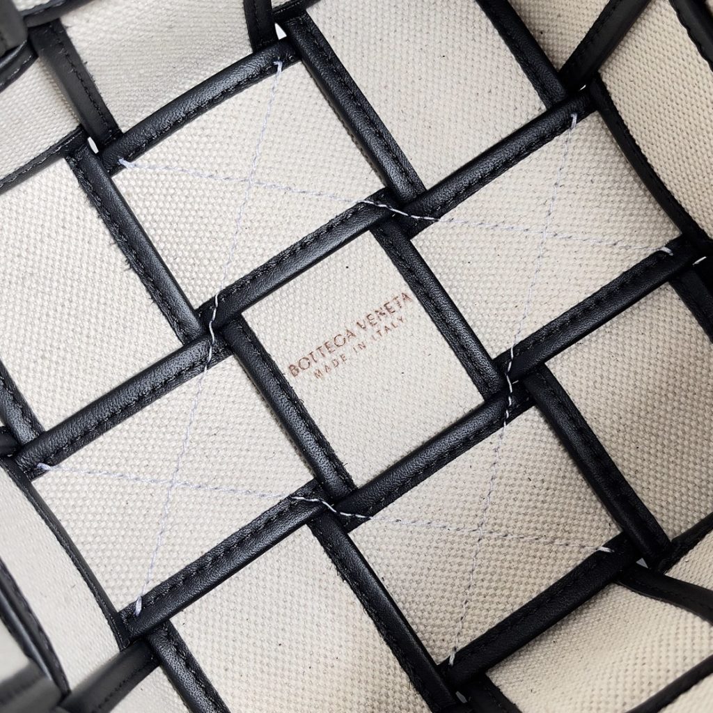 BV --- A first look at the new W04 collection Bottegaveneta<br>New Cassette<br>Black leather and canvas model<br>artful black leather trim with canvas<br>The shoulder strap can be adjusted at will and the capacity is very adjustable.<br>Size: 18<em>14</em>14