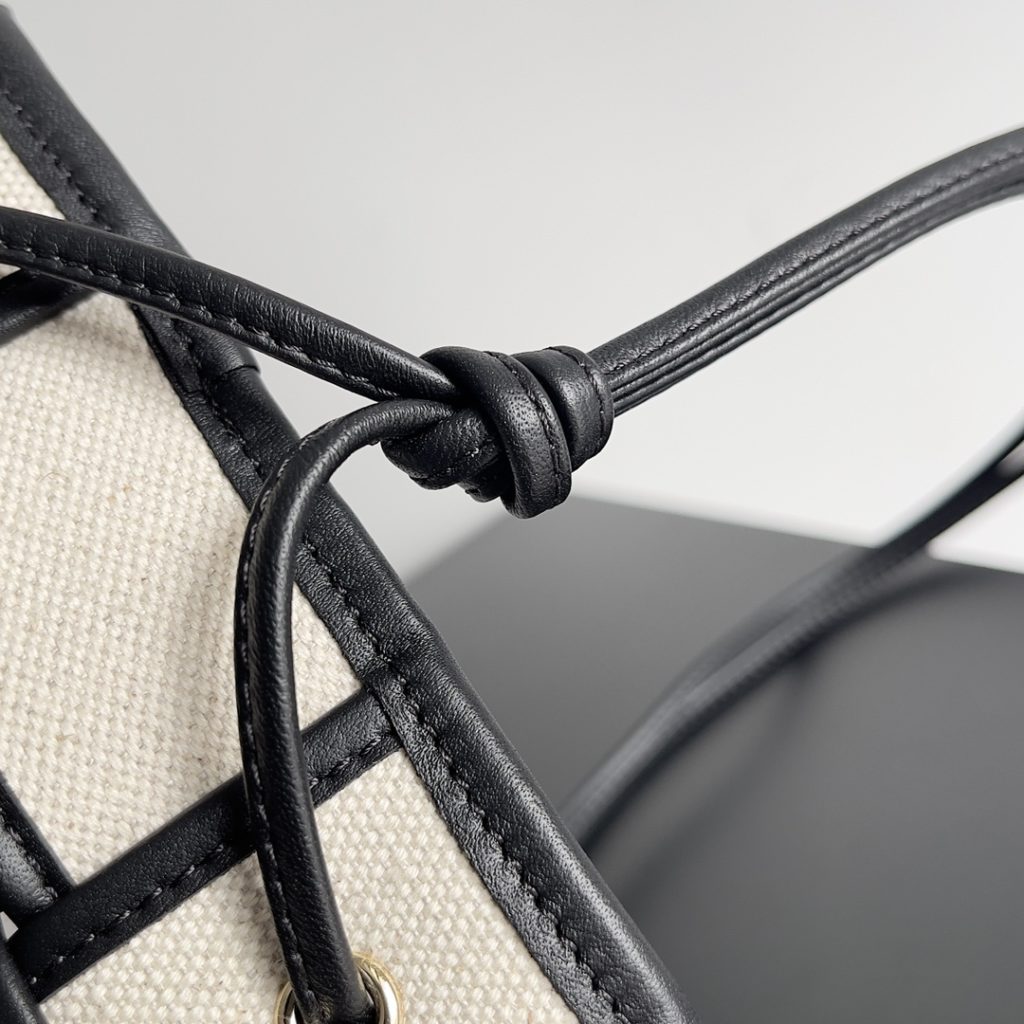 BV --- A first look at the new W04 collection Bottegaveneta<br>New Cassette<br>Black leather and canvas model<br>artful black leather trim with canvas<br>The shoulder strap can be adjusted at will and the capacity is very adjustable.<br>Size: 18<em>14</em>14