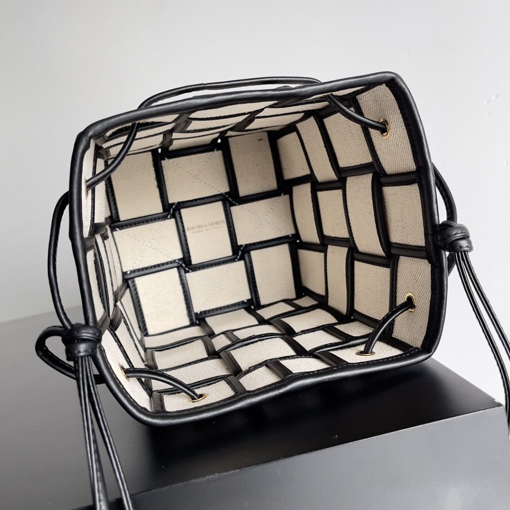 BV --- A first look at the new W04 collection Bottegaveneta<br>New Cassette<br>Black leather and canvas model<br>artful black leather trim with canvas<br>The shoulder strap can be adjusted at will and the capacity is very adjustable.<br>Size: 18<em>14</em>14