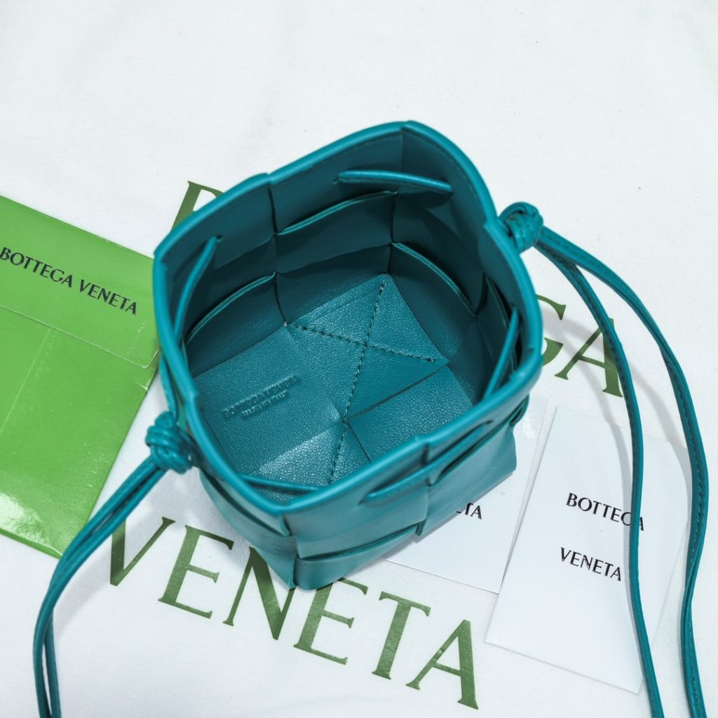 Small shiny blue Bottega veneta* new woven small bucket bag<br>The latest series # four square bag with classic woven elements, drawstring design, minimalism, and the capacity is particularly large, each color is knocking good-looking, simple atmosphere but also has a cold style, men and women can manage, on the body fashionable and model!<br>Small size: 14<em>9</em>9cm