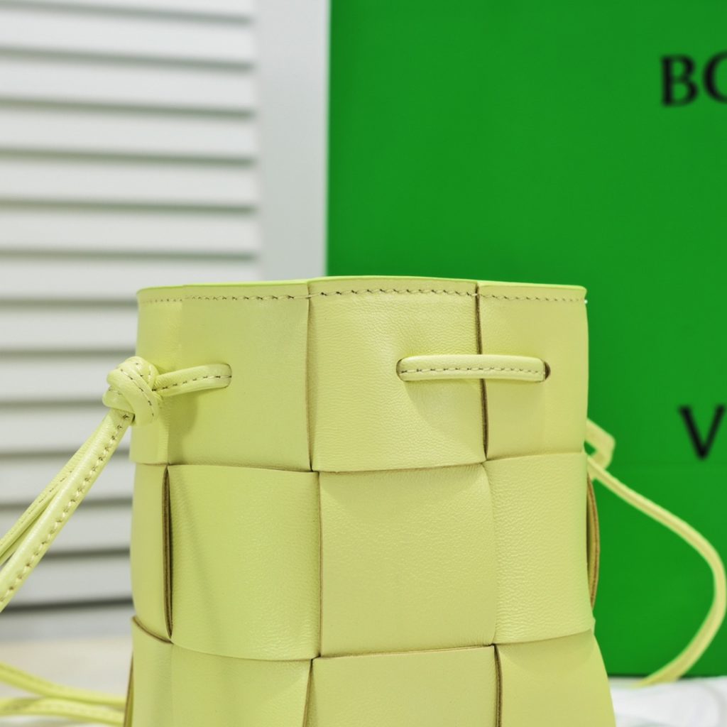 Small lemon yellow Bottega veneta* new woven small bucket bag<br>The latest series # four square bag with classic woven elements, drawstring design, minimalism, and the capacity is particularly large, each color is knocking good-looking, simple atmosphere but also has a cold style, men and women can manage, on the body fashionable and model!<br>Small size: 14<em>9</em>9cm