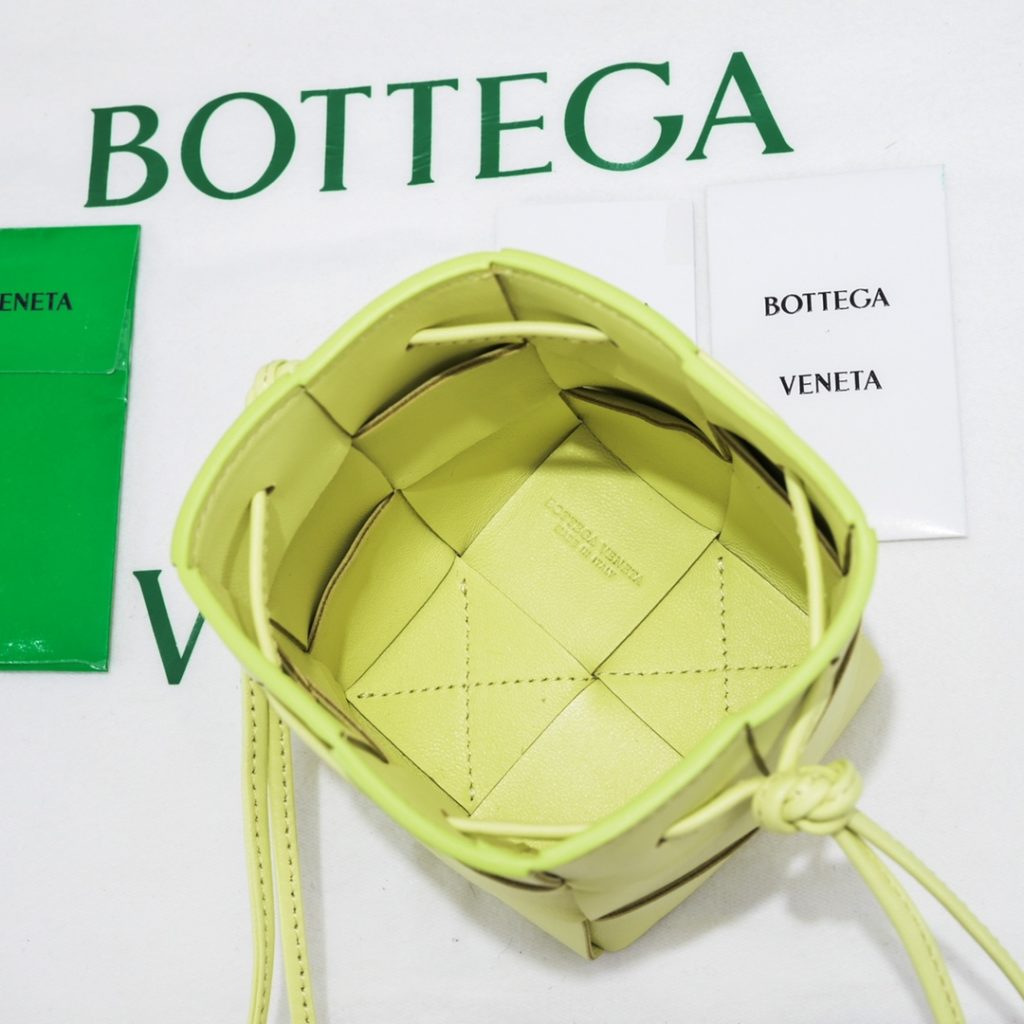 Small lemon yellow Bottega veneta* new woven small bucket bag<br>The latest series # four square bag with classic woven elements, drawstring design, minimalism, and the capacity is particularly large, each color is knocking good-looking, simple atmosphere but also has a cold style, men and women can manage, on the body fashionable and model!<br>Small size: 14<em>9</em>9cm