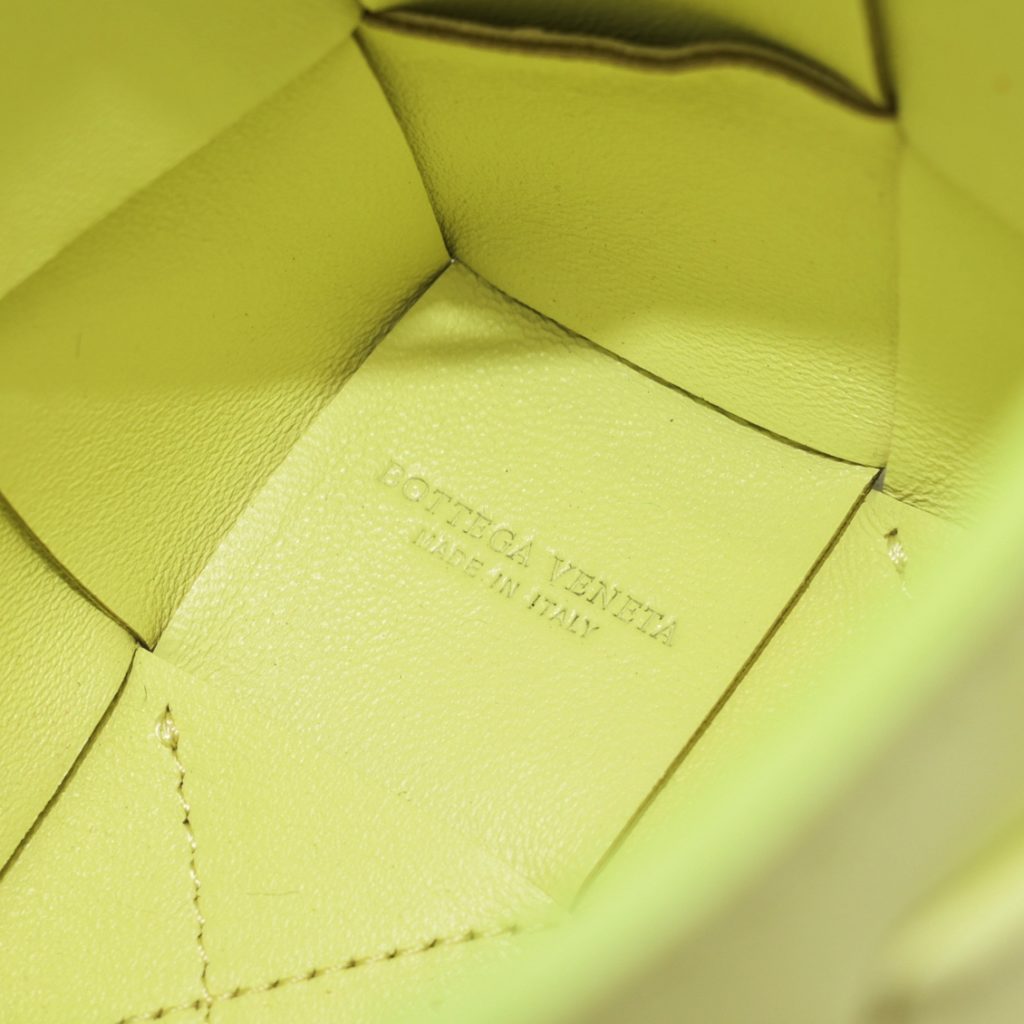 Small lemon yellow Bottega veneta* new woven small bucket bag<br>The latest series # four square bag with classic woven elements, drawstring design, minimalism, and the capacity is particularly large, each color is knocking good-looking, simple atmosphere but also has a cold style, men and women can manage, on the body fashionable and model!<br>Small size: 14<em>9</em>9cm