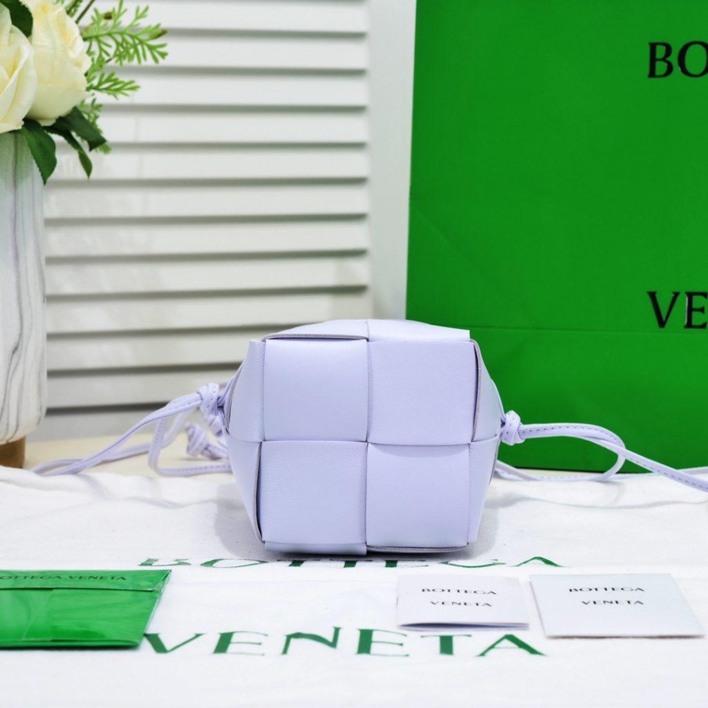 Small joy purple Bottega veneta * new woven small bucket bag<br>The latest series # four square bag with classic woven elements, drawstring design, minimalism, and the capacity is particularly large, each color is knocking good-looking, simple atmosphere but also has a cold style, men and women can manage, on the body fashionable and model!<br>Small size: 14<em>9</em>9cm