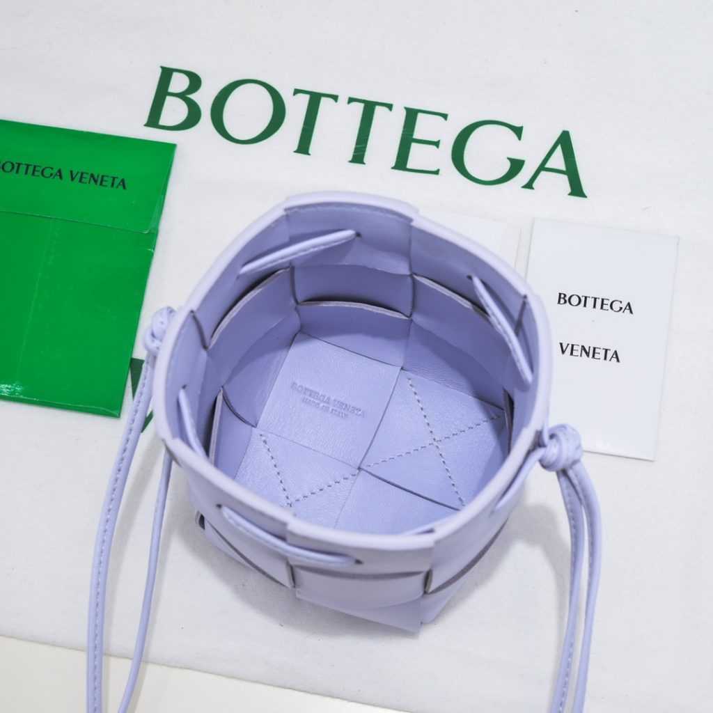 Small joy purple Bottega veneta * new woven small bucket bag<br>The latest series # four square bag with classic woven elements, drawstring design, minimalism, and the capacity is particularly large, each color is knocking good-looking, simple atmosphere but also has a cold style, men and women can manage, on the body fashionable and model!<br>Small size: 14<em>9</em>9cm