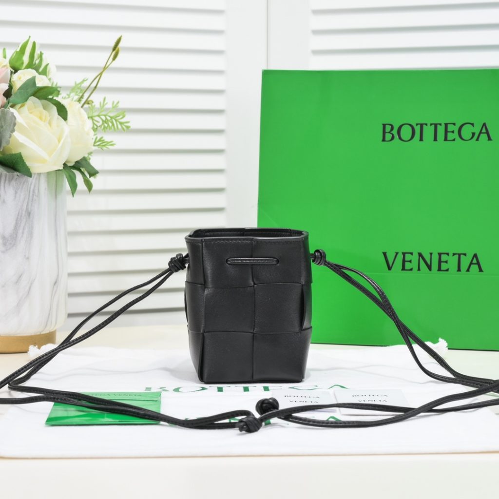 Small black Bottega veneta* new woven small bucket bag<br>The latest series # four square bag with classic woven elements, drawstring design, minimalism, and the capacity is particularly large, each color is knocking good-looking, simple atmosphere but also has a cold style, men and women can manage, on the body fashionable and model!<br>Small size: 14<em>9</em>9cm