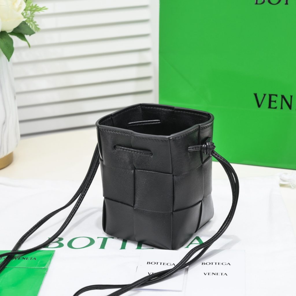 Small black Bottega veneta* new woven small bucket bag<br>The latest series # four square bag with classic woven elements, drawstring design, minimalism, and the capacity is particularly large, each color is knocking good-looking, simple atmosphere but also has a cold style, men and women can manage, on the body fashionable and model!<br>Small size: 14<em>9</em>9cm