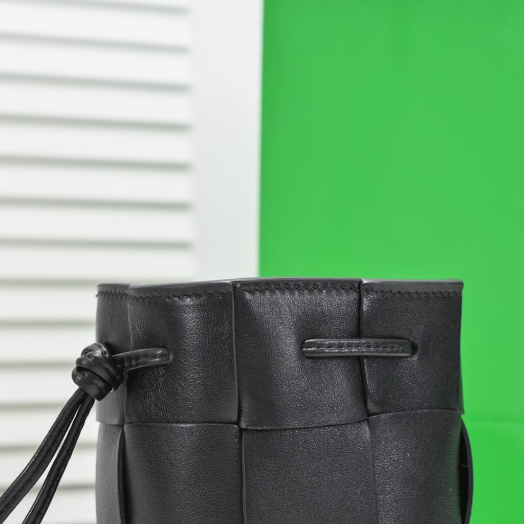 Small black Bottega veneta* new woven small bucket bag<br>The latest series # four square bag with classic woven elements, drawstring design, minimalism, and the capacity is particularly large, each color is knocking good-looking, simple atmosphere but also has a cold style, men and women can manage, on the body fashionable and model!<br>Small size: 14<em>9</em>9cm