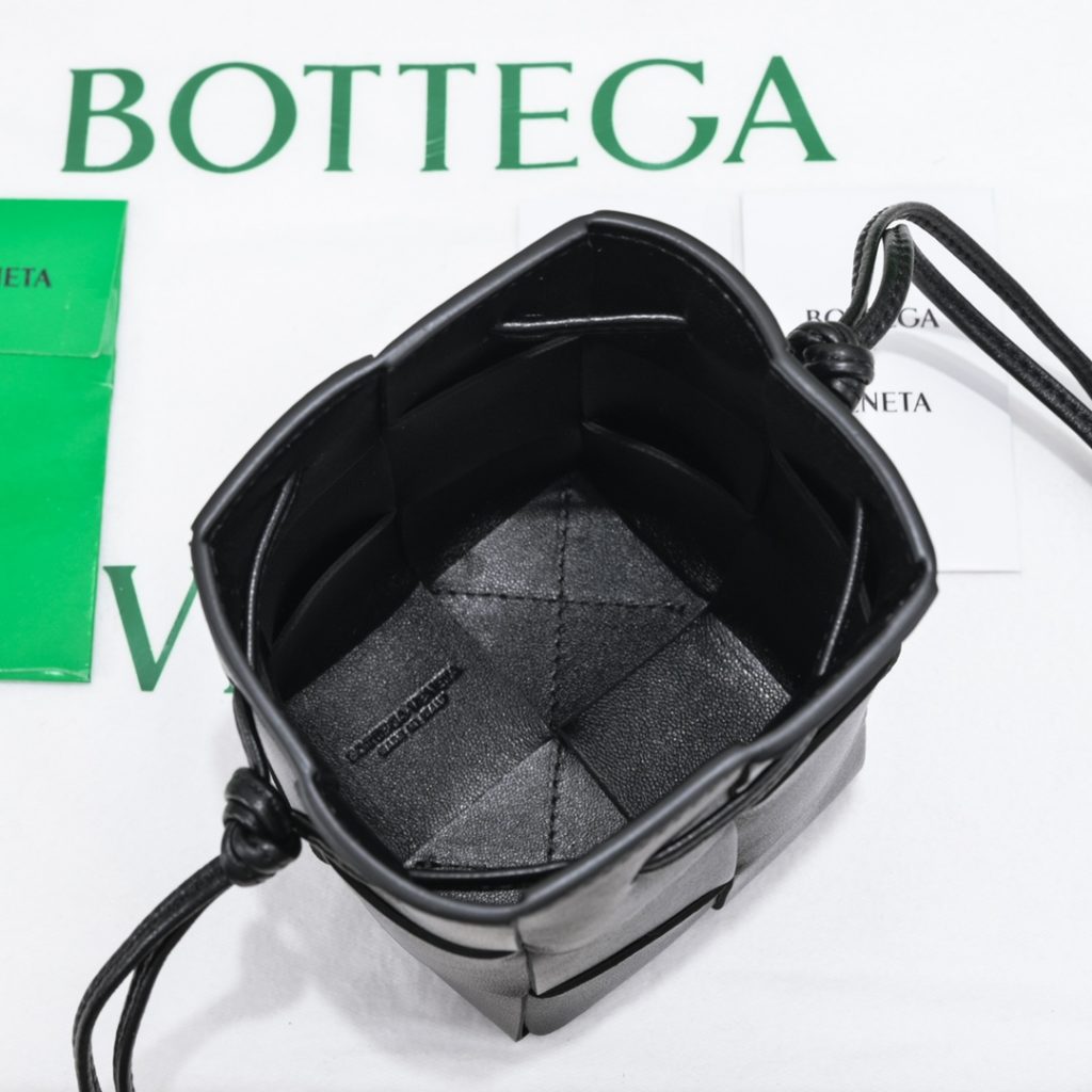 Small black Bottega veneta* new woven small bucket bag<br>The latest series # four square bag with classic woven elements, drawstring design, minimalism, and the capacity is particularly large, each color is knocking good-looking, simple atmosphere but also has a cold style, men and women can manage, on the body fashionable and model!<br>Small size: 14<em>9</em>9cm