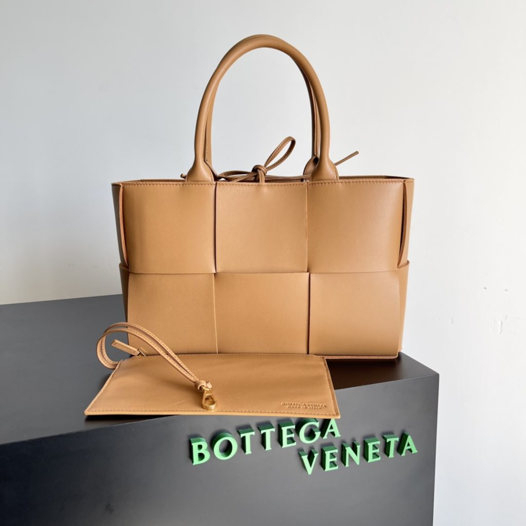 𝗕𝗼𝘁𝘁𝗲𝗴𝗮 𝗩𝗲𝗻 𝗲𝘁𝗮 Oversized rectangular tootsie bag (caramel)<br>Traditional woven elements, Intrecciato woven sheepskin two-tone spell leather tote bag with small card case inside with attachable clasp closure, hand-woven in lambskin throughout. Only the highest end of the market, welcome to compare<br>Size: 30 * 20 * 11.5cm (small)<br>Factory are equipped with a full set of packaging