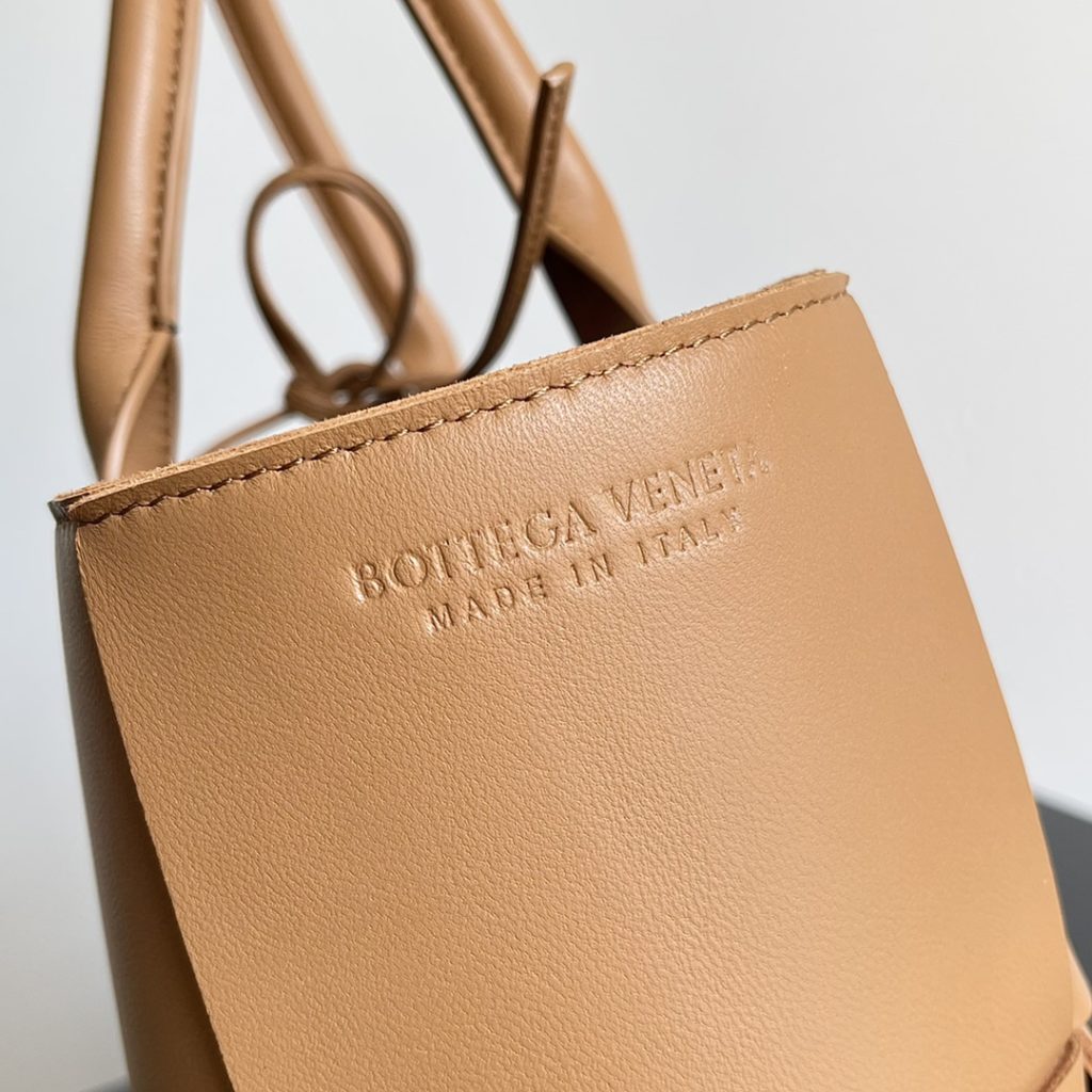 𝗕𝗼𝘁𝘁𝗲𝗴𝗮 𝗩𝗲𝗻 𝗲𝘁𝗮 Oversized rectangular tootsie bag (caramel)<br>Traditional woven elements, Intrecciato woven sheepskin two-tone spell leather tote bag with small card case inside with attachable clasp closure, hand-woven in lambskin throughout. Only the highest end of the market, welcome to compare<br>Size: 30 * 20 * 11.5cm (small)<br>Factory are equipped with a full set of packaging