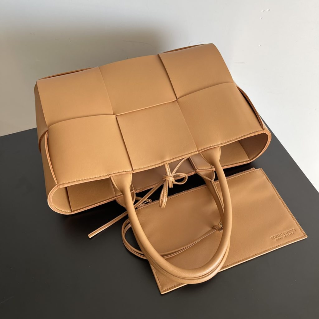 𝗕𝗼𝘁𝘁𝗲𝗴𝗮 𝗩𝗲𝗻 𝗲𝘁𝗮 Oversized rectangular tootsie bag (caramel)<br>Traditional woven elements, Intrecciato woven sheepskin two-tone spell leather tote bag with small card case inside with attachable clasp closure, hand-woven in lambskin throughout. Only the highest end of the market, welcome to compare<br>Size: 30 * 20 * 11.5cm (small)<br>Factory are equipped with a full set of packaging