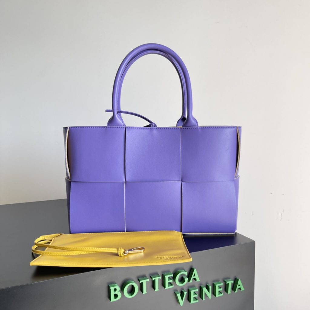 𝗕𝗼𝘁𝘁𝗲𝗴𝗮 𝗩𝗲𝗻 𝗲𝘁𝗮 Oversized Rectangular Tot Bag (Purple/Pollen Yellow)<br>Traditional woven elements, Intrecciato woven sheepskin two-tone spell leather tote bag with small card holder inside, attachable clasp inside, hand-woven in lambskin throughout. Only the highest end of the market, welcome to compare<br>Size: 30 * 20 * 11.5cm (small)<br>Factory are equipped with a full set of packaging