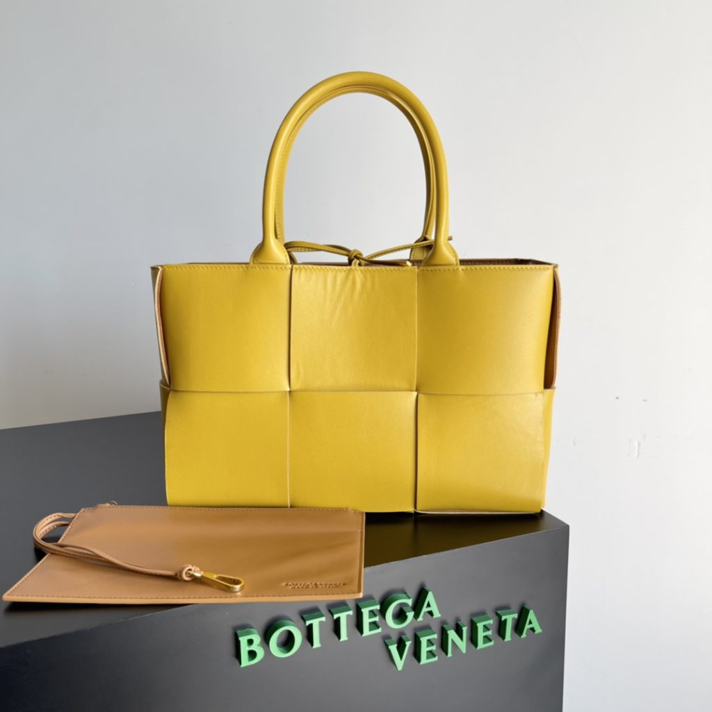 𝗕𝗼𝘁𝘁𝗲𝗴𝗮 𝗩𝗲𝗻 𝗲𝘁𝗮 Oversized rectangular toile (pollen yellow/caramel)<br>Traditional woven elements, Intrecciato woven sheepskin two-tone spell leather tote bag with small card holder inside, attachable clasp inside, hand-woven in lambskin throughout. Only the highest end of the market, welcome to compare<br>Size: 30 * 20 * 11.5cm (small)<br>Factory are equipped with a full set of packaging