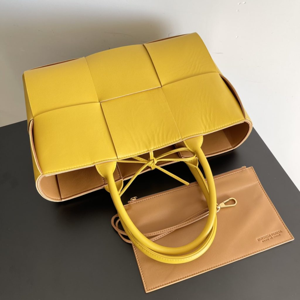 𝗕𝗼𝘁𝘁𝗲𝗴𝗮 𝗩𝗲𝗻 𝗲𝘁𝗮 Oversized rectangular toile (pollen yellow/caramel)<br>Traditional woven elements, Intrecciato woven sheepskin two-tone spell leather tote bag with small card holder inside, attachable clasp inside, hand-woven in lambskin throughout. Only the highest end of the market, welcome to compare<br>Size: 30 * 20 * 11.5cm (small)<br>Factory are equipped with a full set of packaging