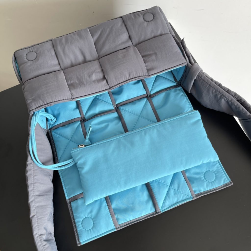 New color ~ lightning gray spell pool blue<br>𝒃𝒐𝒕𝒕𝒆𝒈𝒂 𝒗𝒆𝒏 𝒆𝒕𝒂𝒂 - The Cassette Nylon Fabric Bag<br>For fashionable people, this soft and sticky bag type is simply bursting with cuteness! The nylon material is really light, crossbody, shoulder, waist bag, underarm are not under the words, hurry up and get it! (Factory with a full set of green packaging!)<br>Size: 32<em>19</em>14