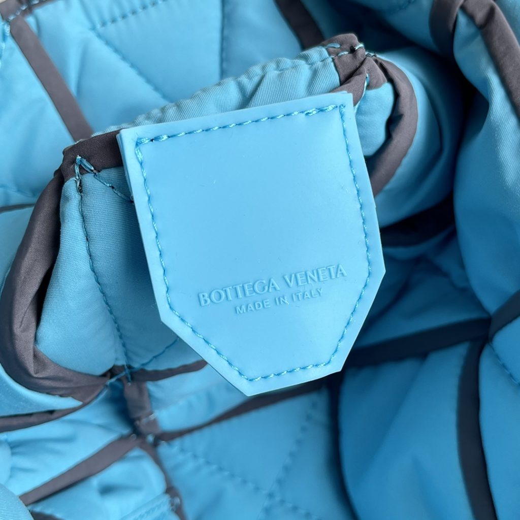 New color ~ lightning gray spell pool blue<br>𝒃𝒐𝒕𝒕𝒆𝒈𝒂 𝒗𝒆𝒏 𝒆𝒕𝒂𝒂 - The Cassette Nylon Fabric Bag<br>For fashionable people, this soft and sticky bag type is simply bursting with cuteness! The nylon material is really light, crossbody, shoulder, waist bag, underarm are not under the words, hurry up and get it! (Factory with a full set of green packaging!)<br>Size: 32<em>19</em>14