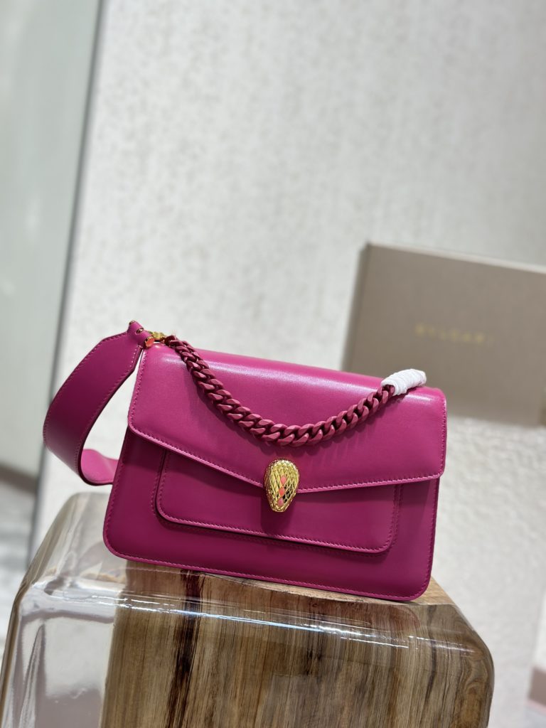 Inclined shoulder bag