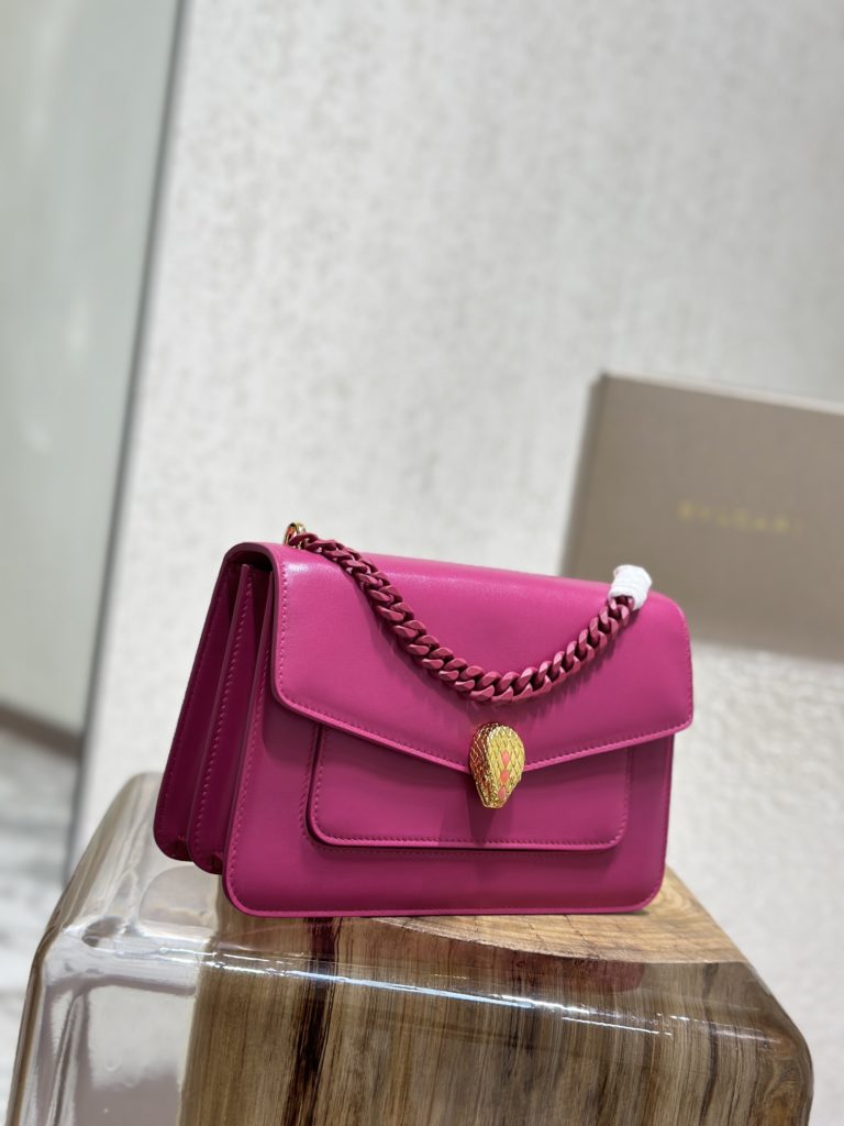 Inclined shoulder bag