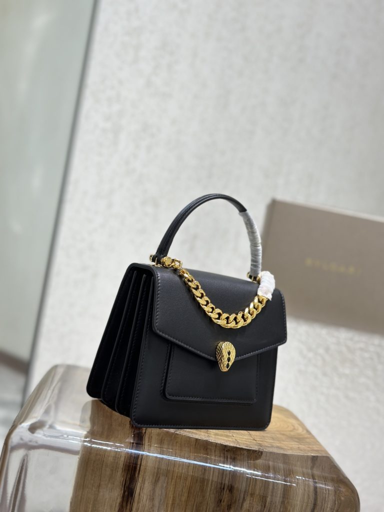 Inclined shoulder bag