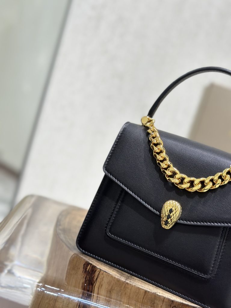 Inclined shoulder bag