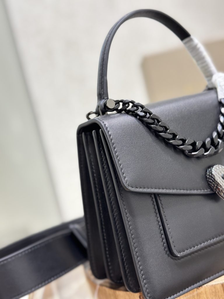 Inclined shoulder bag