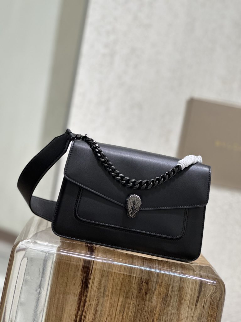 Inclined shoulder bag