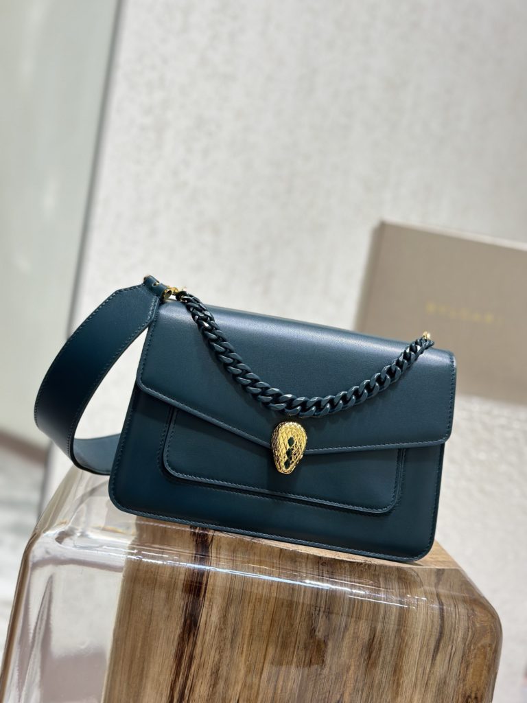 Inclined shoulder bag