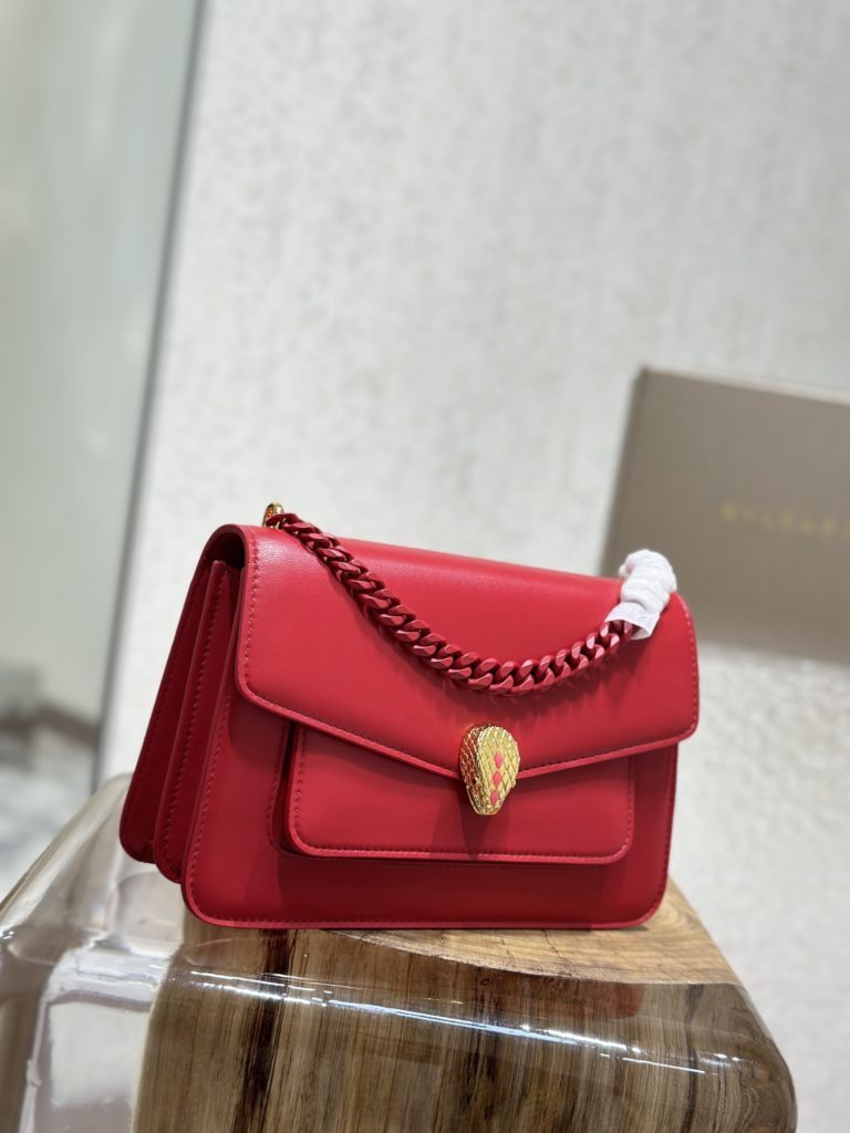 Inclined shoulder bag