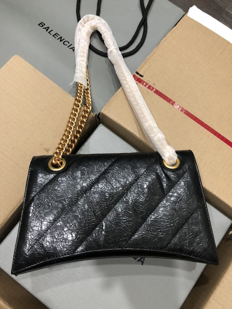 𝐚 𝐥 𝐞 𝐧 𝐜 𝐢 𝐚 𝐠 crush 🔥 Hourglass chain bag 🔥 With VIP packaging 🔥